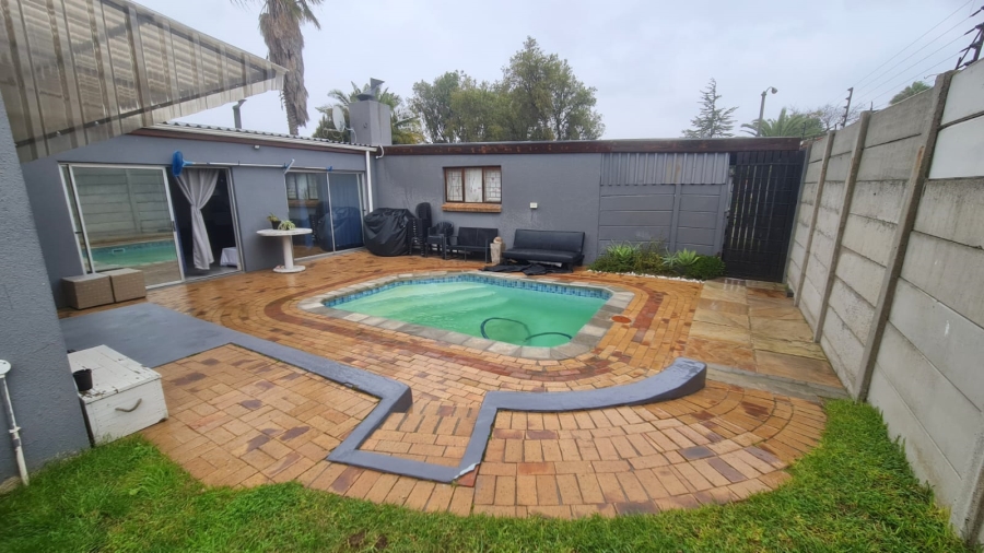 To Let 3 Bedroom Property for Rent in St Dumas Western Cape
